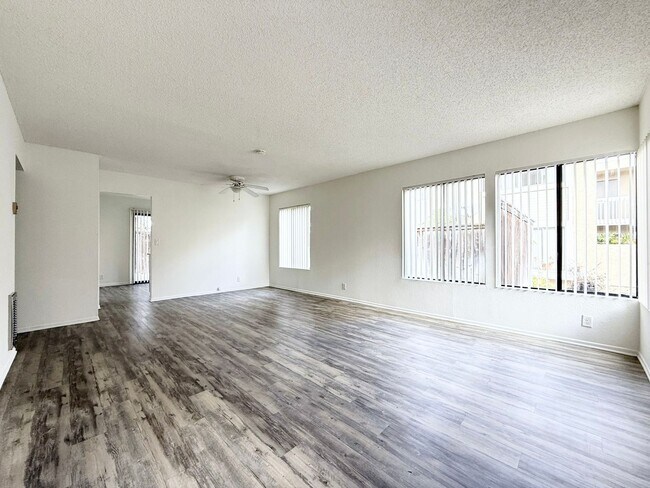 Foto del edificio - Lower Level w/ Private Fenced Yard!