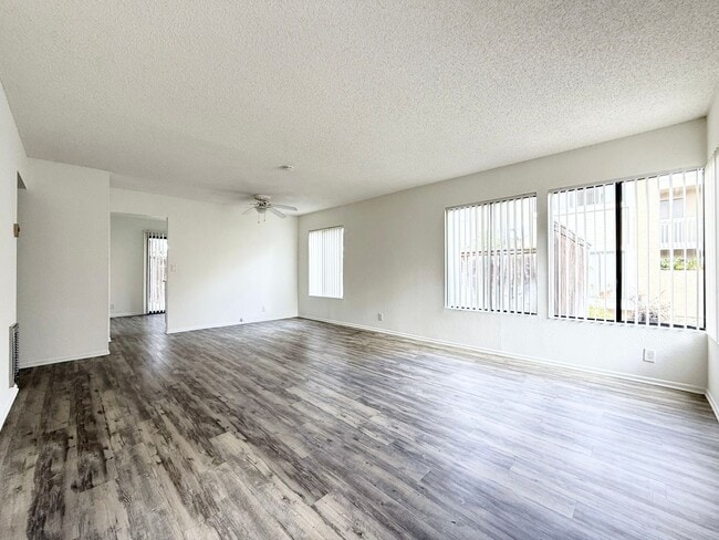 Building Photo - Lower Level w/ Private Fenced Yard!