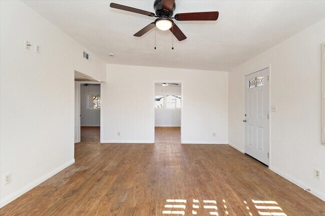 Foto del edificio - 4270 Woodward