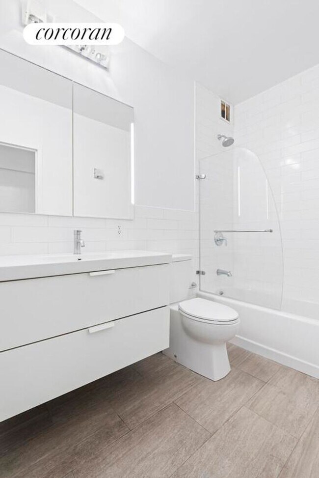 Foto del edificio - 60 E 8th St