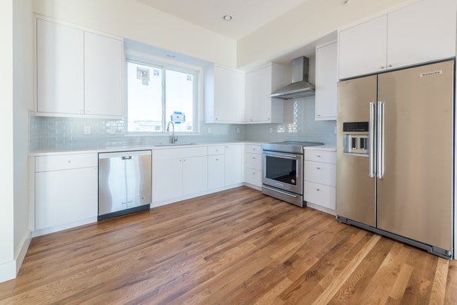 Kitchen, stainless steel appliances - 2530 28th St Townhome