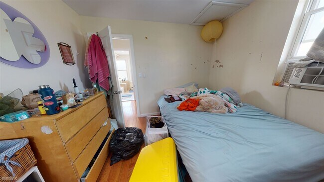 Building Photo - 2 br, 1 bath Duplex - 110 Nassau St Unit 2