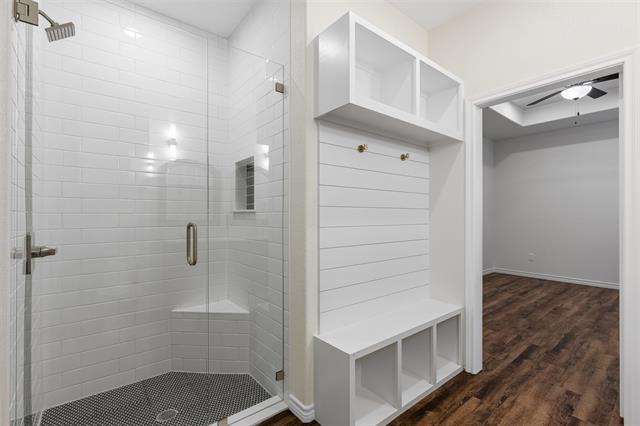 Foto del edificio - 5623 Barkridge Dr
