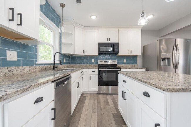 Foto del edificio - MOVE IN READY 4 Bedroom in desirable Hunt ...