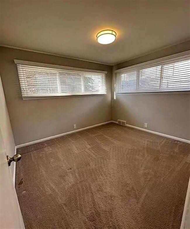 Building Photo - EXQUISITE Durnham Home