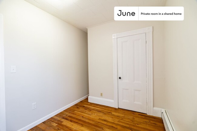Foto del edificio - Private bedroom in 3 bed/1 bath Home