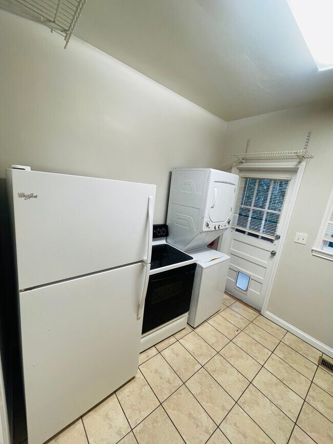 Building Photo - Log cabin style duplex near TMH