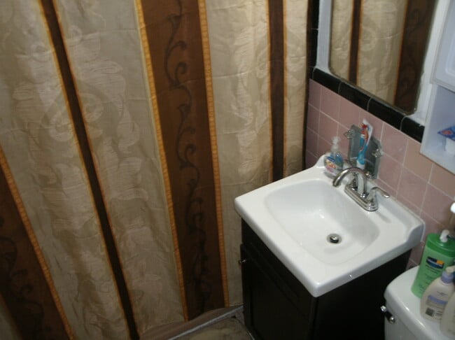 Bathroom - 1314 E 52nd St