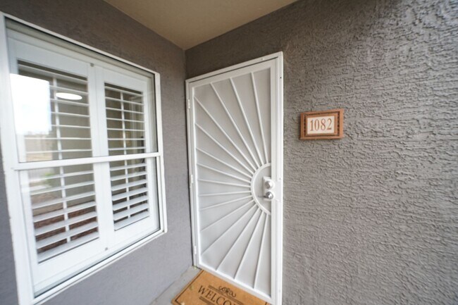 Foto del edificio - SHOWINGS AVAILABLE NOW