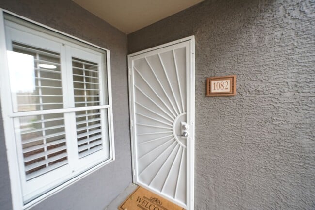 Building Photo - SHOWINGS AVAILABLE NOW