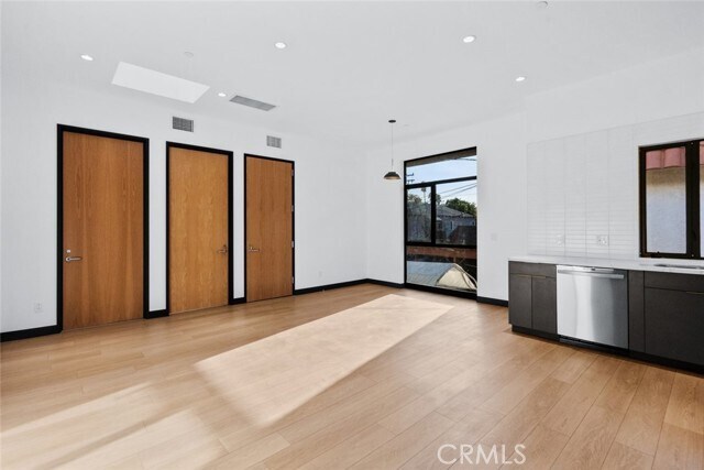 Building Photo - 922 W Clark Ave