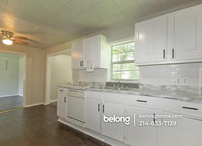 Building Photo - 901 N Howeth St