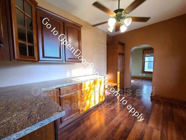Foto del edificio - 833 Edgewater Ave