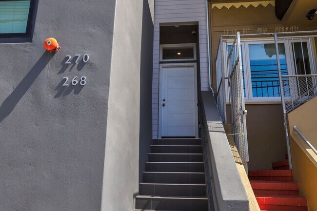 Building Photo - Updated 2 Bed/ 2 Bath third floor modern a...