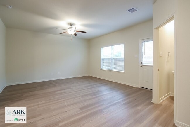 Building Photo - 570 Solomon Ln