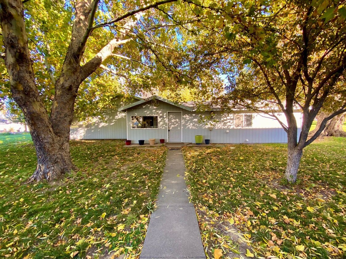 Primary Photo - Country Living in West Valley