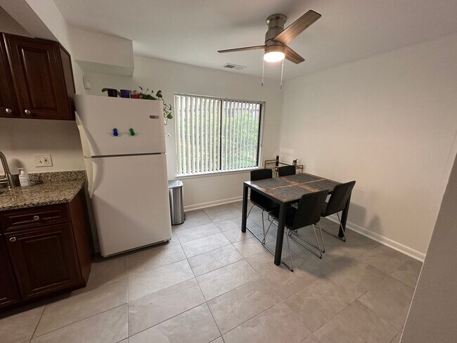 Foto del edificio - 11210 Cherry Hill Rd
