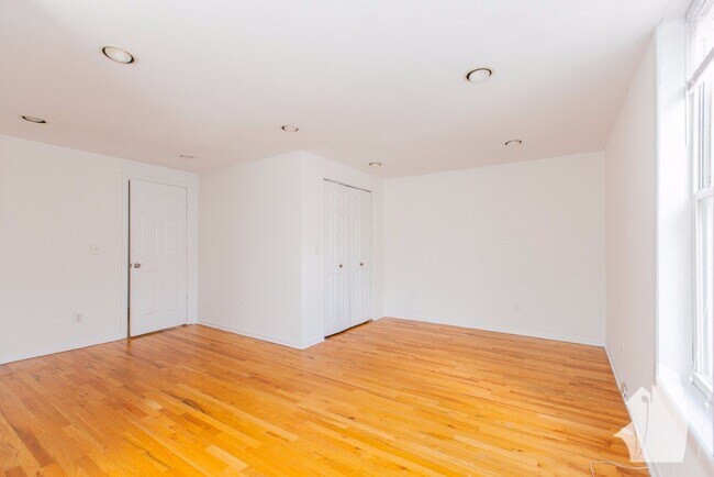 Foto del edificio - 2315 N Southport Ave