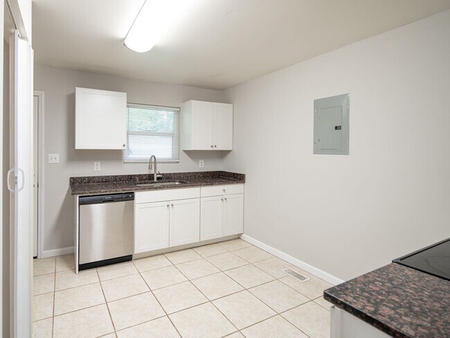 Foto del edificio - Lovely Lakewood Duplex!