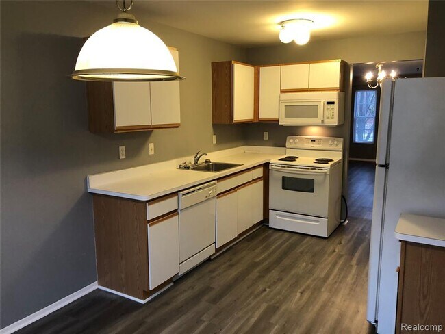 Building Photo - 15655 Stone Crossing Dr