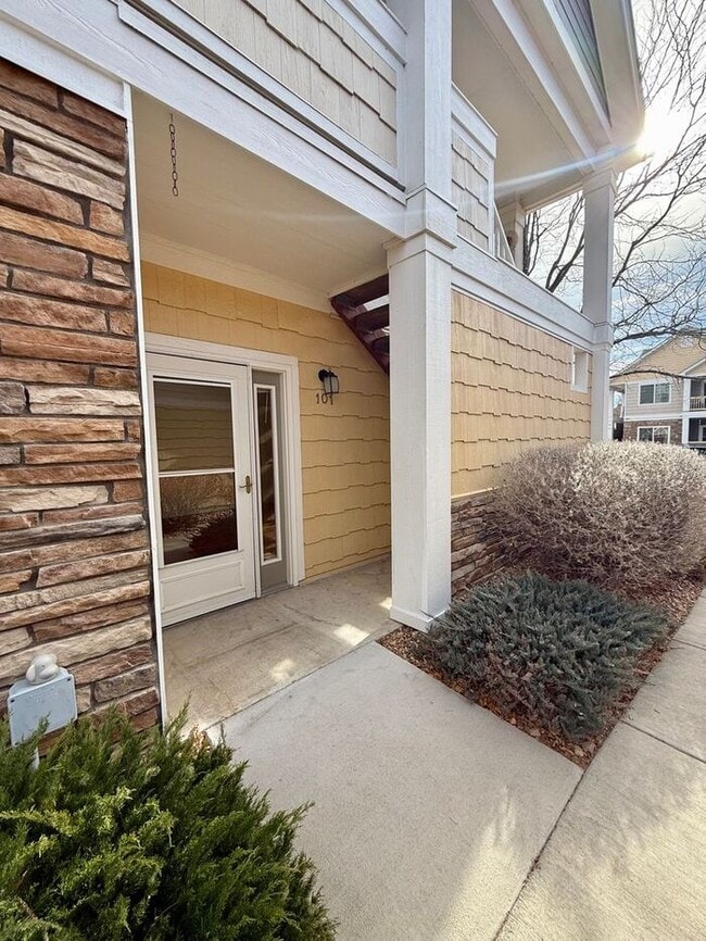 Building Photo - ***MOVE IN SPECIAL*** 2 WEEKS FREE -MUST SEE 2 Bed/2 Bath Condo in the Lakeshore at Centerra!