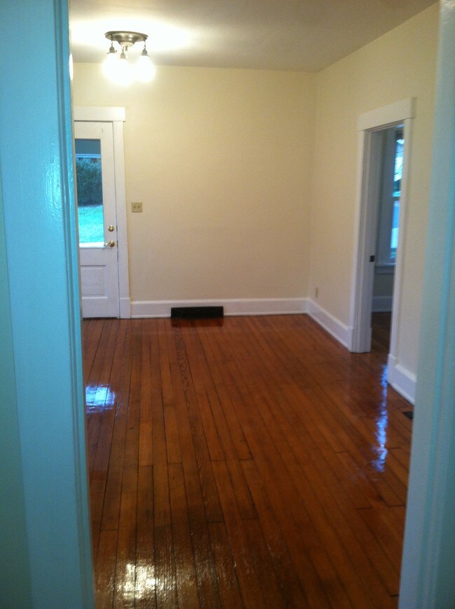 Sala de estar desde la cocina - 9536 Main St