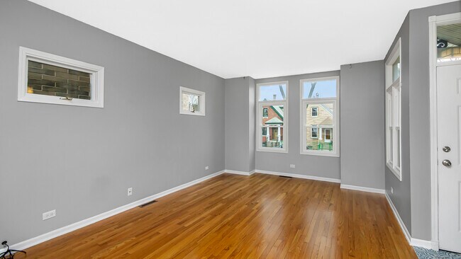 Building Photo - 1729 N Wood St