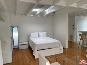 Building Photo - 516 N San Vicente Blvd