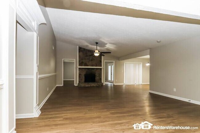Building Photo - Super Large Ranch with two fireplaces