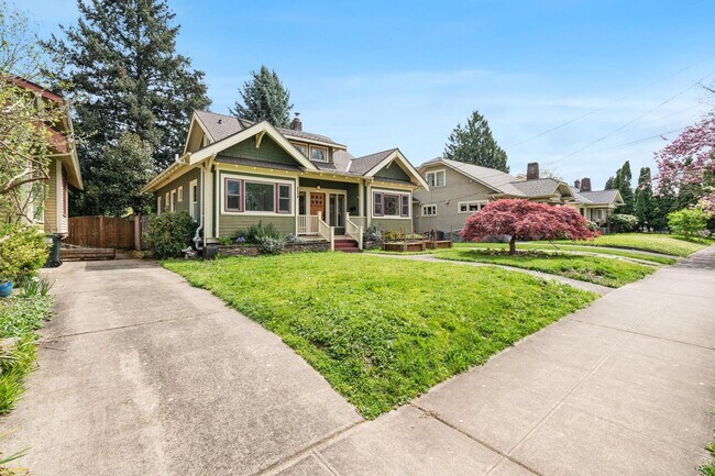 Foto del edificio - Gorgeous 4-bdrm/2.5-bath Craftsman in desi...