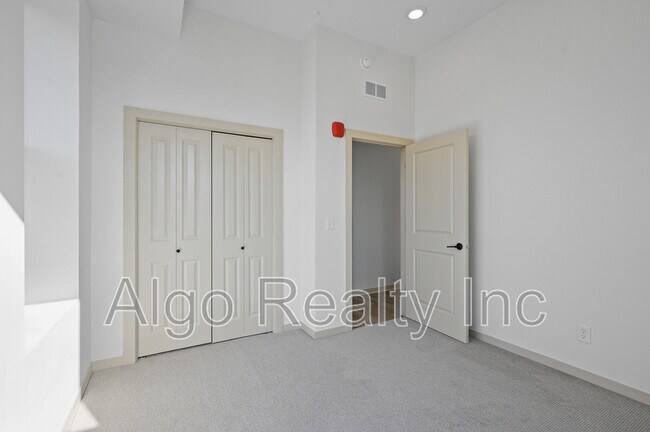 Building Photo - 842 Rice St