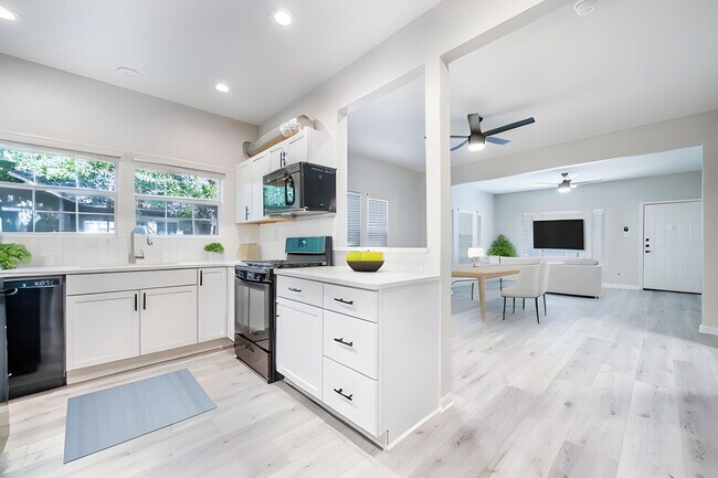 Foto del edificio - UT PRE-LEASE: Newly Updated 6 Bed / 3.5 Ba...