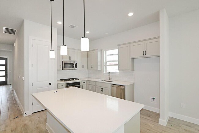 Foto del edificio - 12805 Stanford Dr