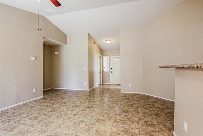 Foto del edificio - 8425 W Coronado Rd
