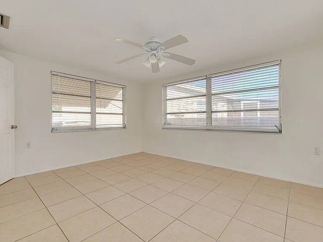 Foto del edificio - 4841 Flora Ave