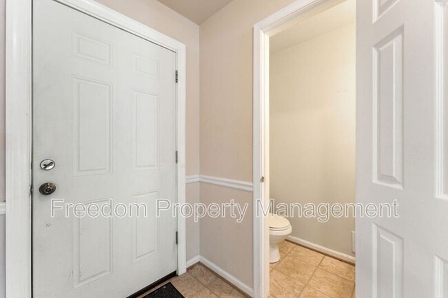 Building Photo - 726 Pine Tree Ct