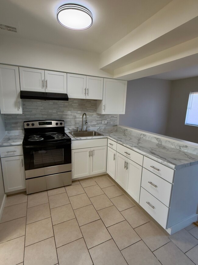 Vista de la cocina dos - 1633 E 74th St