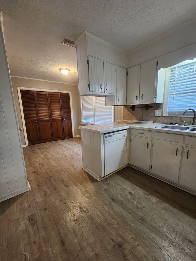 Foto del edificio - Spacious & Inviting 4-Bedroom Brick Home with Fenced Backyard in Valdosta!