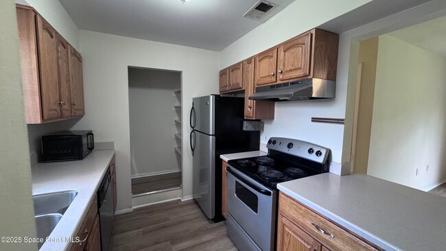 Building Photo - 2216 Flower Tree Cir