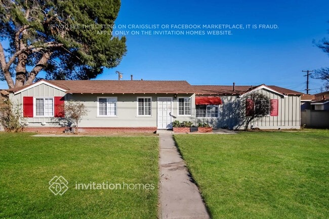 Building Photo - 547 S Yorba St