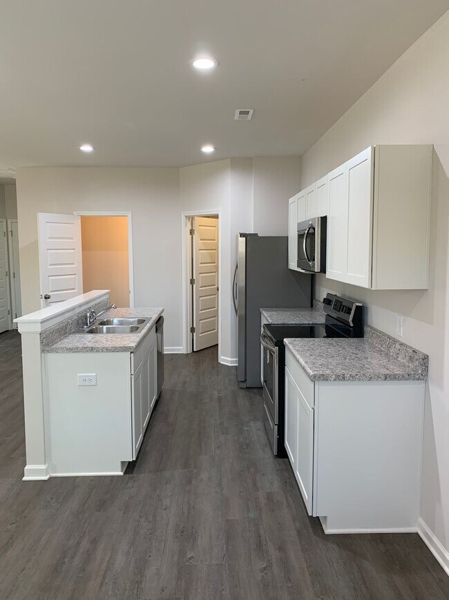 Foto del edificio - *Pre-leasing* Three Bedroom | Two and a Half Bath Home in Kilpatrick Landing