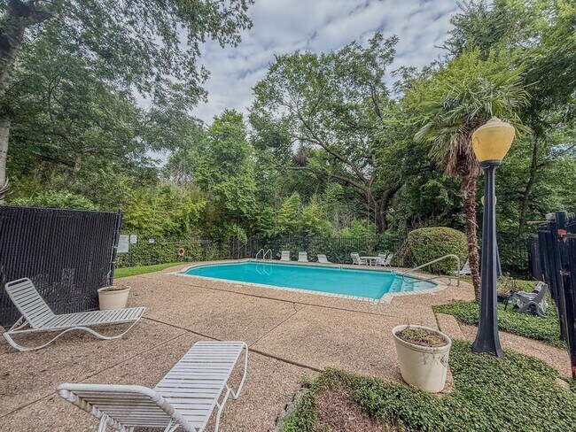 Foto del edificio - 3839 Dry Creek Dr