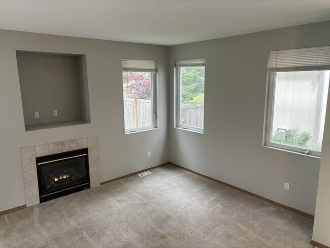 Building Photo - Stunning 3-Bedroom Home in Puyallup's Silver Pointe For Rent!