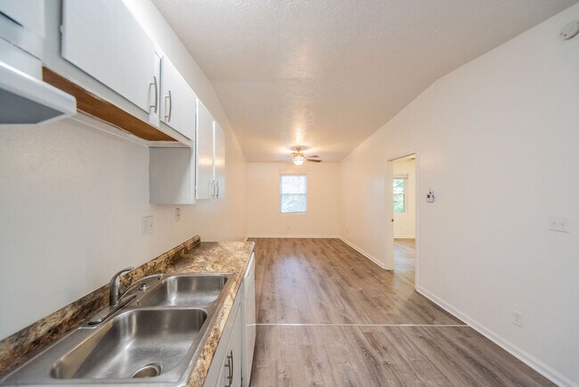 Building Photo - 142 Limerick Dr