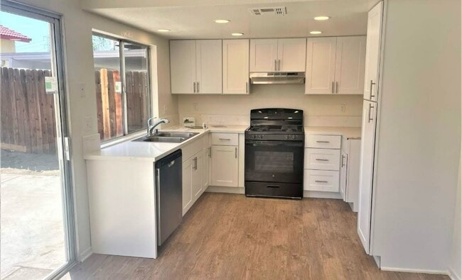 Foto del edificio - 4269 Hillcrest Dr
