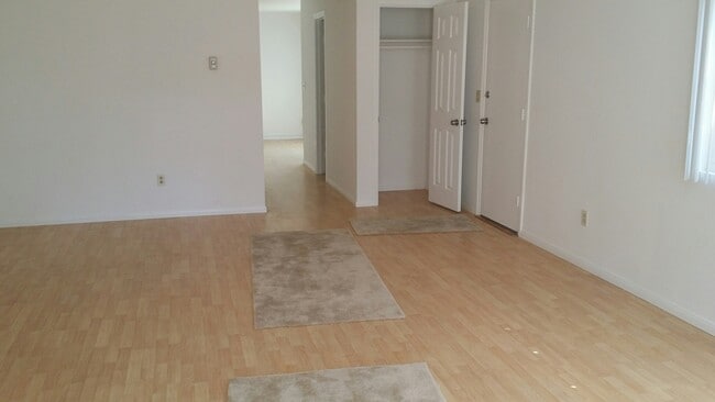 Building Photo - UTC Duplex 1475 Sq Ft 3 bedroom 1.5 ba woo...