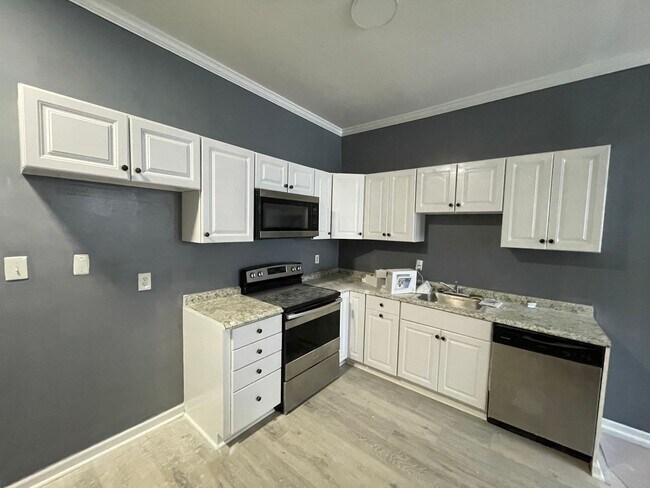 Building Photo - Stunning 5-Bedroom Townhouse Available Nea...