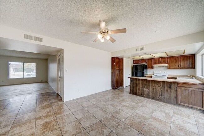 Foto del edificio - -$500 OFF FIRST MONTH RENT-READY TO VIEW NOW! 4 Bedroom 2 Bath Home in Phoenix!