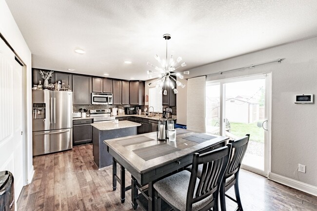 Building Photo - 4 Bed 4 Bath Home in Lorson Ranch!