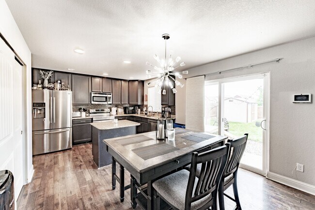Foto del edificio - 4 Bed 4 Bath Home in Lorson Ranch!
